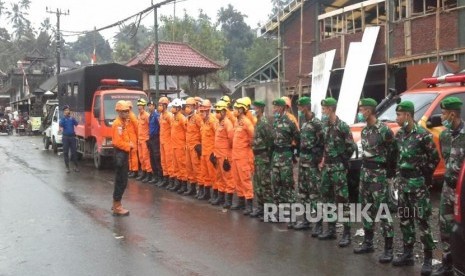 Sejumlah personel gabungan disiagakan mengatasi ancaman lahar dingin akibat semburan lahar Gunung Agung. 