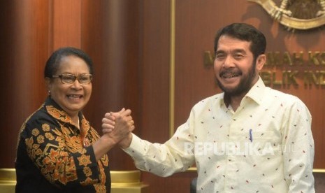 Udiensi MK dengan Menteri PPA. Ketua Mahkamah Konstitusi Anwar Usman (kanan) menerima Menteri PPA Yohana Yembise di Gedung MK, Jakarta, Rabu (26/12).