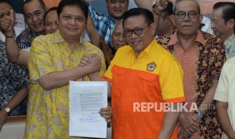 Ketua Umum Kosgoro 1957 Agung Laksono menyerahkan surat keputusan dukungan kepada Airlangga Hartarto (kiri) untuk maju sebagai Calon Ketua Umum Partai Golkar di Kantor PPK Kosgoro 1957, Jakarta, Sabtu (2/12).