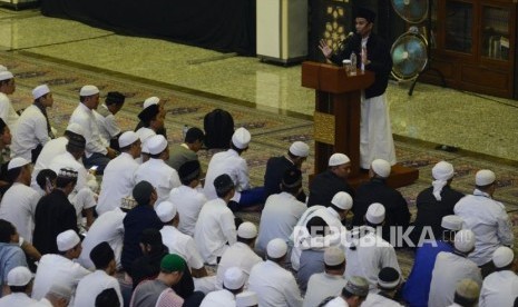 Ustaz Muzzamil Hasballah saat memberikan tausiyah usai Shalat Maghrib pada acara Dzikir Nasional di Masjid Agung At Tin, Jakarta, Senin (31/12).