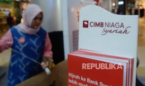 Nasabah mencari informasi perbankan syariah di booth Bank CIMB Niaga Syariah, Jakarta, Ahad (19/11).