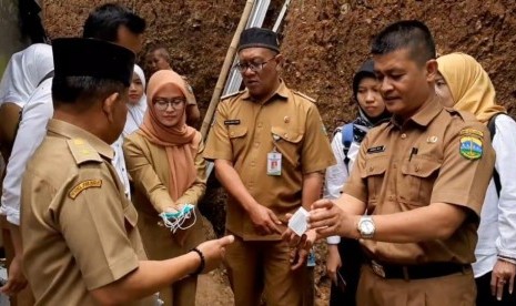  Asisten Daerah Bidang Pembangunan dan Ekonomi, Heri Bimantoro, melakukan sidak kondisi pelayanan kesehatan di puskesmas tersebut mulai dari pemeriksaan hingga pemberian obat kepada pasien, Senin (23/9).