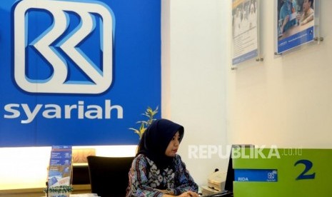 Minat Perbankan Syariah Naik. Petugas melayani nasabah di kantor layanan BRI Syariah, Jakarta, Selasa (19/12).