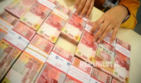 Otoritas Jasa Keuangan (OJK) mencatatkan laba bersih perbankan telah terpangkas 29,16 persen menjadi Rp 92,64 triliun per Oktober 2020. Jika dibandingkan dua bulan sebelumnya yakni September dan Agustus 2020 masing-masing terpangkas 27,6 persen dan 18,26 persen.