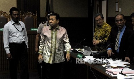 Terdakwa kasus korupsi pengadaan KTP elektronik Setya Novanto (kedua kiri) meninggalkan ruangan usai sidang di Pengadilan Tipikor Jakarta, Senin (29/1).