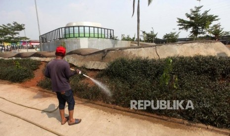 Petugas Dinas Kehutanan DKI Jakarta melakukan perawatan di Ruang Publik Terpadu Ramah Anak (RPTRA) Kalijodo, Jakarta Utara, Selasa (24/7).