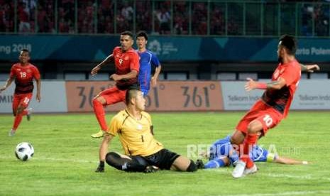 Pesepak bola Indonesia Alberto GOncalves da Costa berusaha mencetak gol ke gawang  China Taipe pada pertandingan Grup A Asian Games ke-18 di Stadion Patriot, Bekasi, Ahad (12/8).