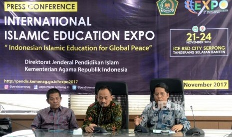 Jelang Pameran Pendidikan Islam Dunia. Dirjen Pendidikan Islam Kemenag Kamaruddin Amin, Setjen Pendidikan Islam Kemenag Isom Yusqi, dan Kabag Data, SI dan Humas Kemenang mizan Syaroni (dari kanan) memberikan konferensi pers terkait Pameran Pendidikan Islam Dunia di Jakarta, Rabu (15/11).