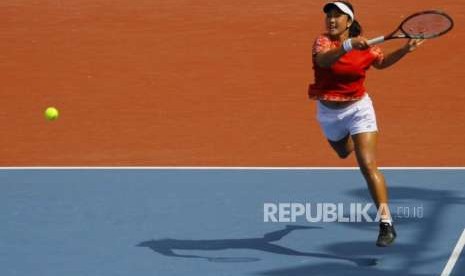 Aldila Melaju. Petenis Putri Indonesia Aldila Setijadi bertanding melawan Petenis Putri Thailand Plipuech Peangtarn pada 32 besar tenis tunggal putri Asian Games 2018 di Komplek Olahraga Jakabaring, Palembang, Senin (20/8).