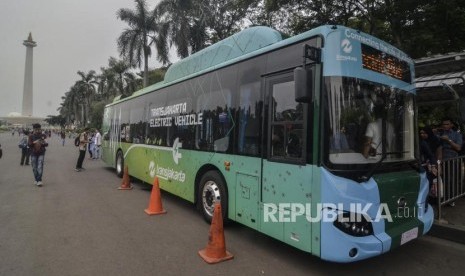 Uji Coba bus Listrik di Monas.Bus listrik milik PT Transportasi Jakarta (Transjakarta)  saat pra uji coba di Monas, Jakarta Pusat, Ahad (19/5).