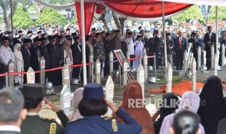 Prosesi jalannya upacara pemakaman Presiden RI ketiga BJ Habibie di Taman Makam Pahlawan Kalibata, Jakarta, Kamis (13/9).