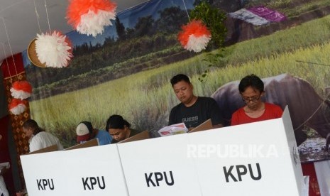 Sejumlah warga menggunakan hak pilihnya di tempat pemungutan suara (TPS) bertemakan Kampoeng Pemilu Nusantara di Depok, Jawa Barat, Rabu (17/4).