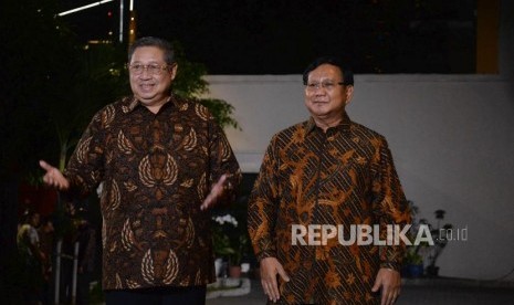 Ketua Umum Partai Demokrat Susilo Bambang Yudhoyono bersama dengan Ketua Umum Partai Gerindra Prabowo Subianto menyapa wartawan sebelum melakukan pertemuan di Mega Kuningan, Jakarta, Selasa (24/7).