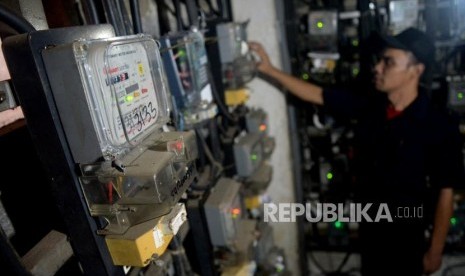 Pemerintah memberikan keringanan bagi pelanggan 450 VA dan 900 VA. akibat wabah Covid-19. Foto petugas memeriksa meteran listrik di Rumah Susun Bendungan Hilir, Jakarta (ilustrasi)