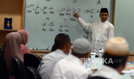 Ustaz Achmad Faridz Hasan memberikan penjelasan materi pada kegiatan 30 Menit Bisa Membaca Al Quran di Kantor Harian Republika, Jakarta, Sabtu (26/1).