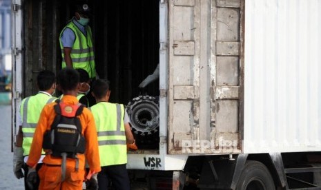 Petugas mengangkat puing pesawat Lion Air JT-610 yang jatuh di Tanjung Priok, Jakarta, Rabu (7/11).