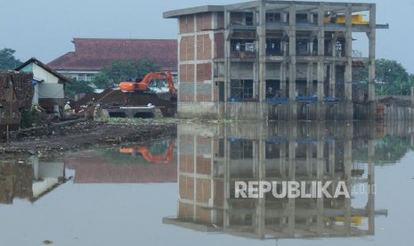 Para pekerja menyelesaikan Danau Retensi di Cieunteung, Kecamatan Baleendah, Kabupaten Bandung, terus meningkat, Kamis (8/11).