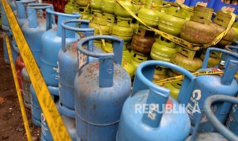 Tabung LPG dijadikan barang bukti saat pengungkapan LPG oplosan. (ilustrasi)