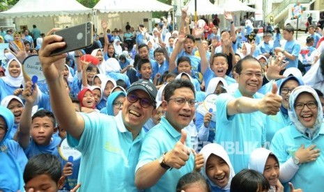 Dirut Bank BJB Ahmad Irfan (ketiga kiri), dan Kepala OJK Regional 2 Jawa Barat Sarwono (kedua kiri) bersama para direksi, berfoto bersama dengan para pelajar pada Festival Inklusi Keuangan Bank BJB 2018, di halaman Kantor Pusat Bank BJB, Kota Bandung, Rabu (24/10).