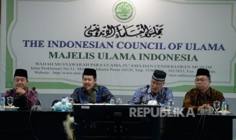 Ketua MUI Bidang Kajian, Maman Abdurrahman, Ketua Komisi Pengkajian dan Penelitian MUI Utang Ranuwijaya, Wakil Ketua Komisi Pengkajian dan penelitian MUI Yusuf Asry, dan Kapuslitbang Kemenang Muharram (dari kiri) menjadi pembicara saat Fokus Grup Diskusi di MUI, Jakarta, Kamis (26/10).