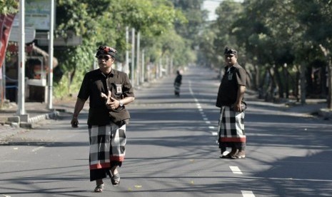 Pecalang atau petugas pengamanan adat Bali memantau situasi saat Hari Raya Nyepi Tahun Saka 1940 di wilayah Desa Adat Tuban, Badung, Bali, Sabtu (17/3).