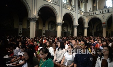 Misa Natal Katedral. Umat Kristiani mengikuti Misa Natal di Gereja Katedral, Jakarta, Selasa (25/12).