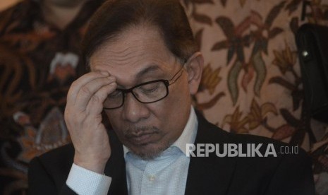 Mantan Wakil Perdana Menteri Malaysia Anwar Ibrahim seusai melakukan pertemuan di Jakarta, Ahad (20/5).