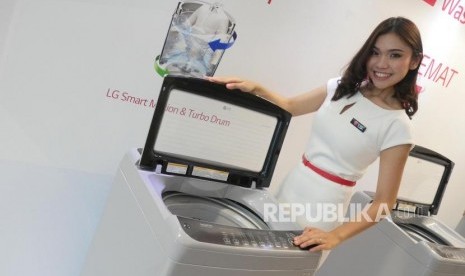 Seorang model memperlihatkan mesin cuci produksi LG. ilustrasi