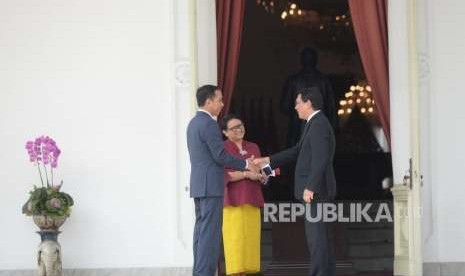 Presiden Menerima Dubes LBBP. Presiden Joko Widodo, Menlu Retno Marsudi, dan Duta Besar Luar Biasa dan Berkuasa Penuh (LBBP) Thailand Songphol Sukchan (dari kiri) berbincang di veranda Istana Merdeka, Jakarta, Senin (13/8).