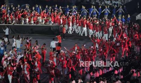 Defile atlit Indonesia saat pembukaan Asian Games 2018 di Stadion GBK, Senayan, Jakarta, Sabtu (18/8).