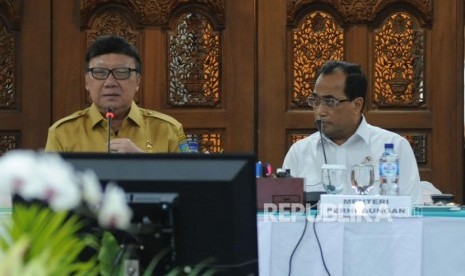 Rapat Koordinasi. Menteri Dalam Negeri Tjahjo Kumolo (kiri) Menteri Perhubungan RI Budi Karya Sumadi (kanan) memberikan arahan saat rapat di Kementerian Perhubungan RI, Jakarta, Selasa (30/1)