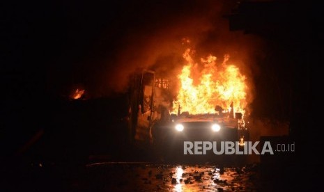 Mobil terbakar, ilustrasi. Satu unit minibus terbakar di Jl DI Panjaitan, Jakarta Timur pada Selasa malam.