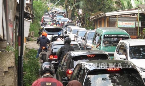 Kemacetan lalu lintas di jalur alternatif Jalan Punclut, Kecamatan Lembang, Kabupaten Bandung Barat, Kamis (6/6).