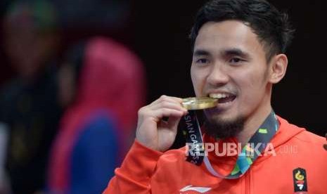 Penampilan Atlet Wushu Indonesia Achmad Hulaefi menggigit medali  perunggu  usai penyerahan medali  dalam pertandingan  Wushu  Daoshu & Gunshu Putra Asian Games 2018 di Jie Expo Kemayoran, Jakarta, Selas (21/8).