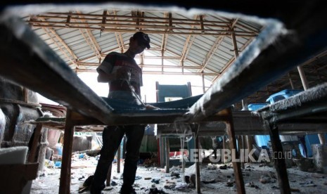 Pekerja menyelesaikan pembuatan septictank dan toliet portabel di industri rumahan dikawasan Tangerang, Banten, Jumat (27/10).