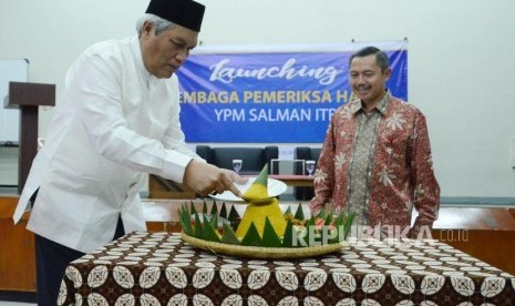 Ketua Umum Pusat Halal Salam ITB Prof Slamet Ibrahim (kiri) memotong tumpeng untuk diserahkan kepada Kepala Bidang Pengawasan Jaminan Produk Halal Badan Penyelenggara Jaminan Produk Halal Kementerian Agama Republik Indonesia, Harjao Suwito menyempaikan materi saat Launching Lembaga Pemeriksaan Halal YPM Salman ITB, di Gedung GSG Salman ITB, Kota Bandung, Jumat (13/9).