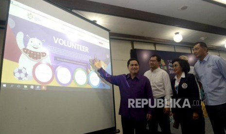 Ketua Pelaksana INASGOC Erick Thohir menunjukan web online rekrutmen volenteer pada acara peluncuran portal volunteer ASIAN Games 2018 untuk Games Times dan pengenalan seragam volunteer di Markas INASGOC, Jakarta, Kamis (18/1).