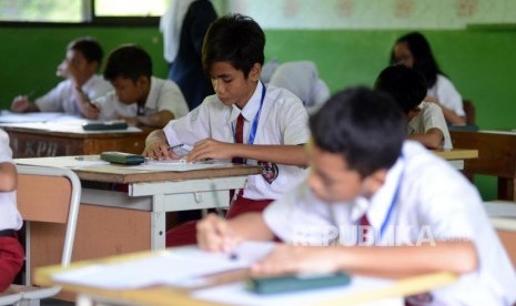 Sejumlah pelajar saat melaksanakan Ujian Sekolah Berstandar Nasional (USBN) di SD Negeri 07 Kramat Pela, Jakarta, Senin (22/4).