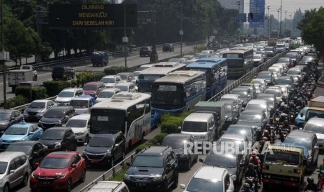 Ilustrasi. Sejumlah kendaraan terjebak kemacetan di Tol Cawang, Jalan MT Haryono, Cawang, Jakarta Timur, Kamis (16/11).