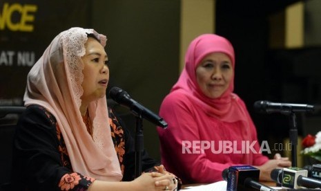 Ketua Umum PP Muslimat Nu Khofifah Indar Parawansa didampingi Ketua Panitia Harlah Muslimat NU Yenny Wahid memberikan paparan saat konferensi pers di Jakarta, Jumat (25/1).