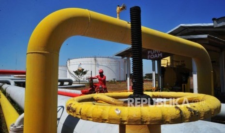 Petugas melakukan pengecekan rutin di Terminal Bahan Bakar Minyak (TBBM) Pertamina. ilustrasi