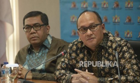 Ketua Umum Kadin Indonesia Rosan P. Roeslani (kanan) bersama Wakil Ketua Umum Kadin Bidang Kelautan dan Perikanan Yugi Prayanto memberikan keterangan terkait pelaksanaan Jakarta Food Security Summit (JFSS) di Jakarta, Selasa (6/3).