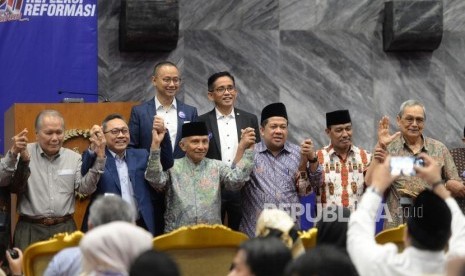 Refleksi Reformasi. Tokoh Reformasi Amien Rais (tengah), Ketua MPR RI Zulkifli Hasan (kedua kiri), Wakil Ketua DPR Fahri Hamzah (ketiga kanan), dan tokoh lain menghadiri 20 Tahun Refleksi Reformasi di Komplek Parlemen Senayan, Jakarta, Senin (21/5).