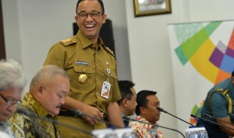 Gubernur DKI Jakarta Anies Baswedan (kedua kiri).