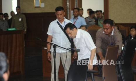 Terdakwa kasus dugaan korupsi KTP elektronik Setya Novanto memasuki ruangan pada sidang perdana  di gedung Pengadilan Tipikor Jakarta, Rabu (13/12).