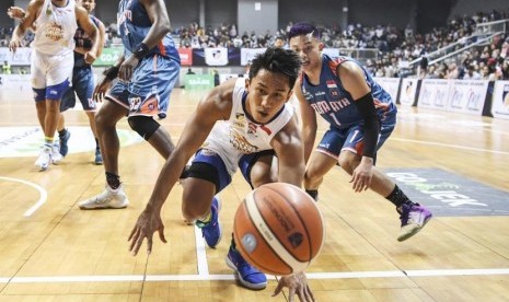 Pebasket Satria Muda Pertamina Hardianus (kedua kanan) terjatuh saat dijaga pebasket Pelita Jaya Basketball Andakara Prastawa Dhyaksa (kanan) pada laga IBL Pertamax Season 2018-2019 seri II di Britama Arena, Jakarta, Sabtu (8/12/2018).