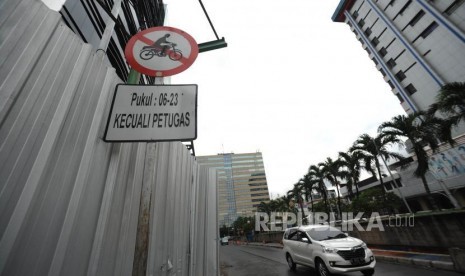 Larangan Motor. Rambu Larangan Motor di  kawasan Sarinah Menuju Jalan Thamrin, Jakarta Pusat, Selasa (07/11).