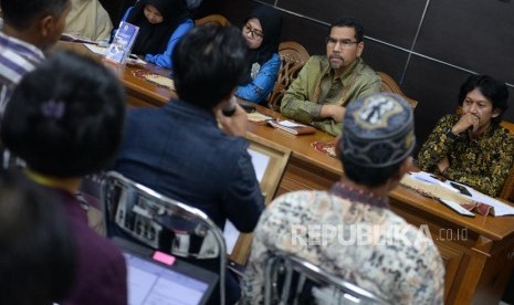 Anggota Komnas HAM Amiruddin (tengah)