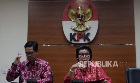 Wakil Ketua KPK, Basaria Panjaitan (kanan) bersama Juru Bicara KPK, Febri Diansyah 