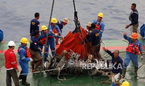 Sejumlah tim penyelam Dislambair Koarmada 1 TNI Angkatan Laut bersama petugas saat mengangkut turbin pesawat Lion air JT 610 di Perairan Tanjung Karawang, Sabtu (3/11).